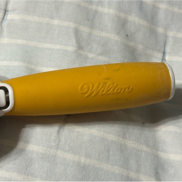 Wilton Yellow Melamine Rolling Pin Removable Handles 22in! No longer sold - Picture 2 of 4